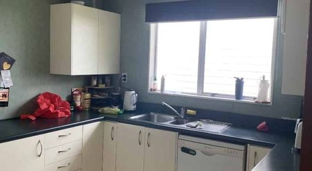 Cozy 3-4 Bedroom House with Stunning Views Ã¢Ãâ¬Ã" Perfect Family Living! - Photo 2