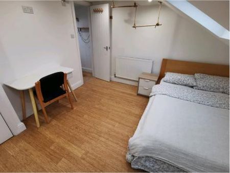 Lovely double room with en suite - Photo 5