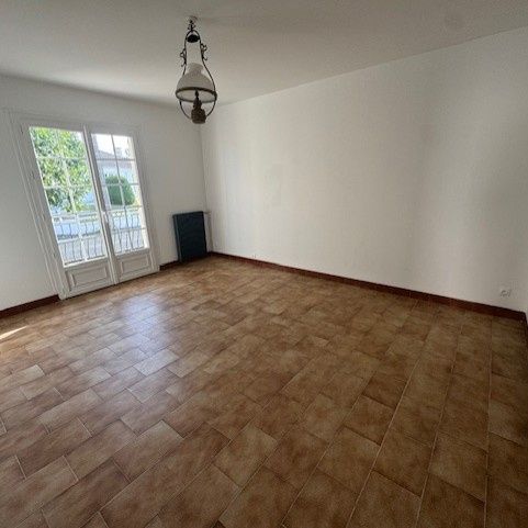 Location Maison 6 pièces 100m² MONTMORILLON 86500 - Photo 1