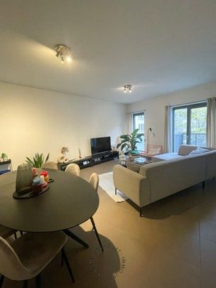 Perfect gelegen, recent appartement met twee slaapkamers - Photo 1