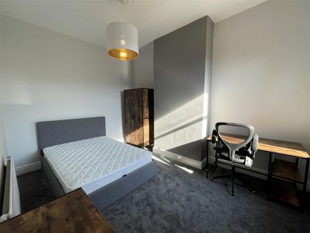 1 bedroom in a house share to rent - Photo 3