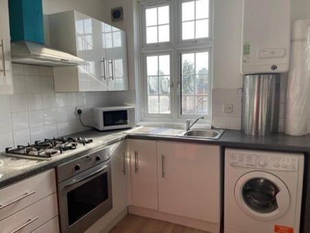 1 bedroom in a flat share to rent - Photo 2