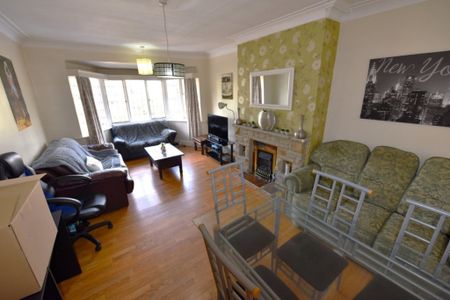 4 bedroom Flat in St Chads Drive, Leeds - Photo 5