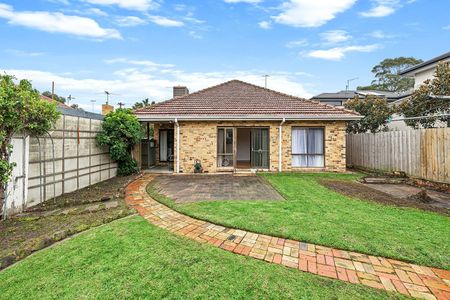 3 Bedroom Family Home with Parkland Views! - Photo 2