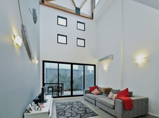 Loft Style Apartment with a Spacious Courtyard - Photo 1