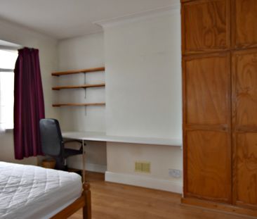 4 Bedroom Semi-Detached House - Photo 6