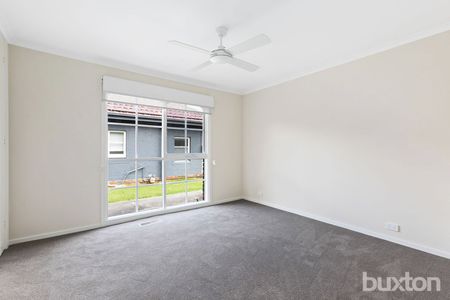 Stunning Renovated 3 Bedroom Home in Parkdale - Photo 2