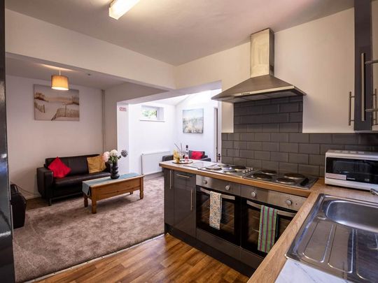 6 bedroom house to rent - Photo 1