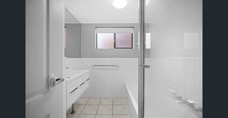 Three-Bedroom Apartment in Prime Location - Photo 4