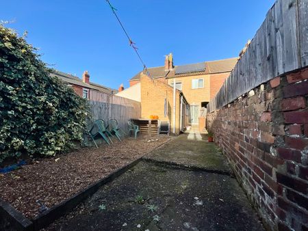 3 bedroom Mid Terraced House to let - Photo 2