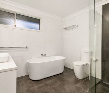 Comfortable Three Bedroom Family Home - Photo 5