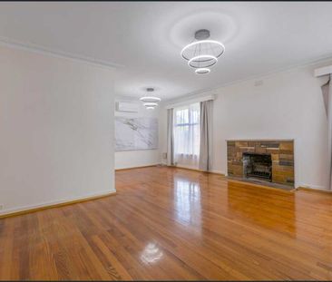 STYLISH FAMILY LIVING - PERFECTLY RENOVATED - Photo 1