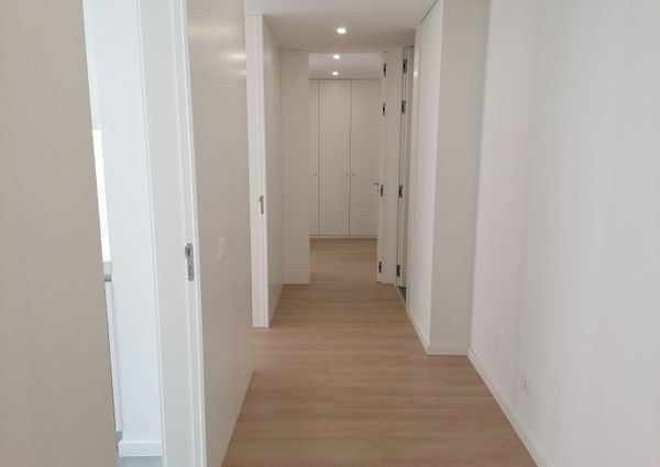 Fantástico Apartamento T2 para Arrendamento na Amadora