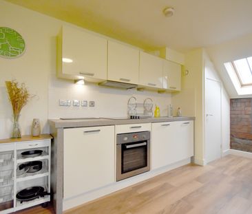 ONE BEDROOM FURNISHED APARTMENT LOCATED IN THE SPINNING HOUSE ON THE SECOND FLOOR. UNFURNISHED APARTMENT WITH A MODERN KITCHEN AND EN-SUITE. CALL TUDOR SALES & LETTINGS TO ARRANGE A VIEWING. - Photo 6