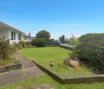 LEVIN - 3 BEDROOM - Photo 5