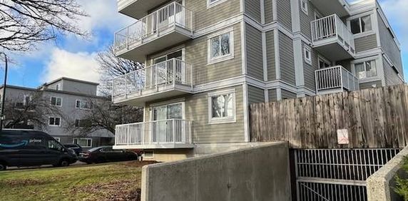 CONDO-renovated-BRIGHT-dishwasher-LAUNDRY-2 balconies-CLEAN - Photo 2