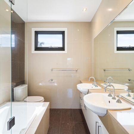 Stylish Beachside Living! - Photo 2