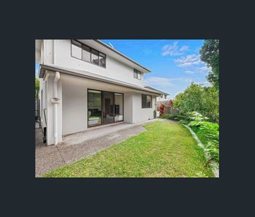 Modern 3-Bedroom Townhouse with Ducted Aircon, Dishwasher & Private... - Photo 4