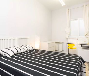 Double bed in Room in a shared 6-bedroom apartment for rent in Cast... - Foto 2