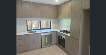 Modern Two-Bedroom Flat in Prime Location - Photo 4