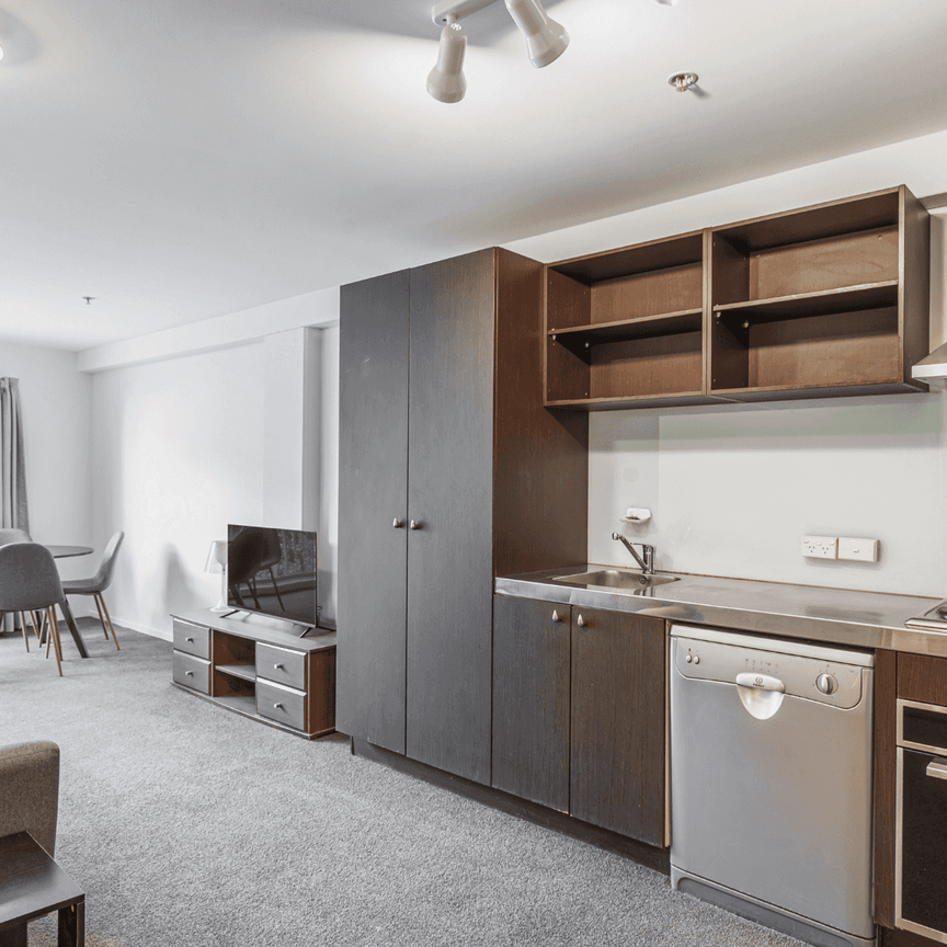 Stunning 2 Bedroom in City - Photo 1