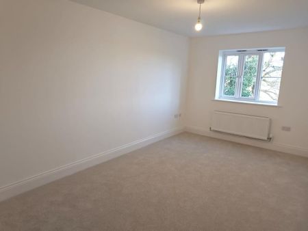 4 bedroom semi-detached house to rent - Photo 2