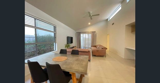 PREMIUM FAMILY LIVING IN ROCHEDALE! - Photo 1