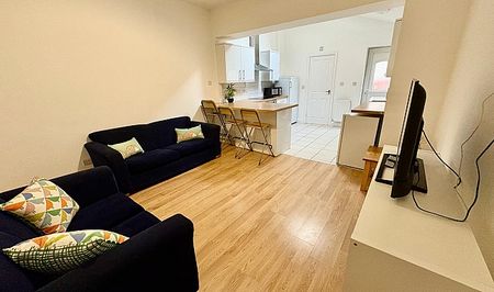 Fantastic 5 bedroom student property with 3 modern bathrooms - Photo 4