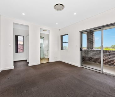 HUGE MODERN 3 BEDROOM DUPLEX - Photo 1