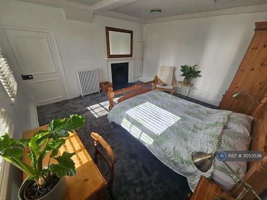 1 bedroom in a house share to rent - Photo 1