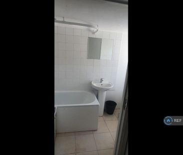 3 bedroom flat to rent - Photo 6