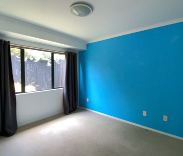 Beautiful 3 bedroom and 2 bathroom family home at Flat Bush - Photo 1