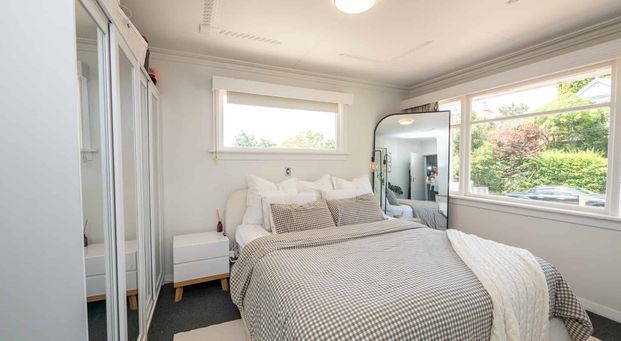 Sunny and Spacious three-bedroom brick - Photo 1