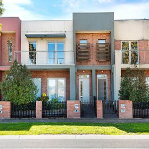 Family Living Home in Tarneit - Photo 2