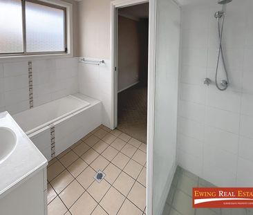 Modern Freshly Painted 3-Bedroom Townhouse in Prime Gunnedah CBD Lo... - Photo 4