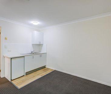 Quaint Unit Nestled In A Quiet Neighbourhood - Photo 1