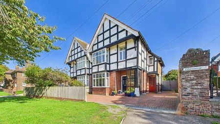 The Green, Southwick, BN42 - Photo 4