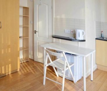 High Street, LONDON - Photo 2