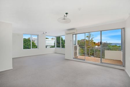 Spacious 3 Bedroom Apartment with Stunning Views - Photo 3