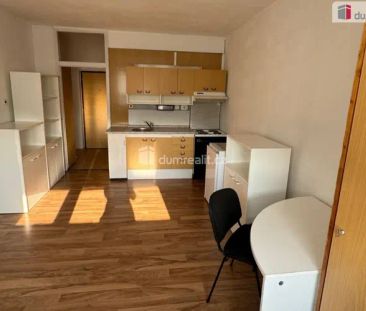Udržovaná slunná garsonka s výhledem na Rolavu v Karlových Varech - Photo 5