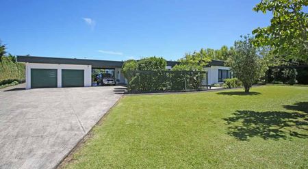 Lifestyle Living at Its Best - 4-Bedroom Home with Pool, Spa & Shed on 2.2 Hectares - Photo 3