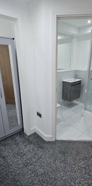 1 bedroom in a flat share to rent - Photo 1