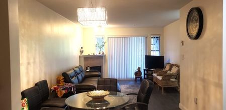$2,100 / 1br – 800ft2 – Professionally renovated throughout – LARGE 1 BED + DEN (R0050) - Photo 5
