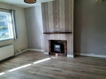 Partly Furnished 2 Bedroom Terrace - Photo 3