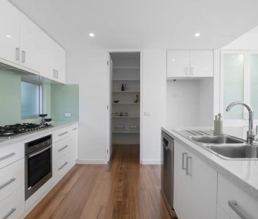 1/6 Russell Court, Mentone. - Photo 1