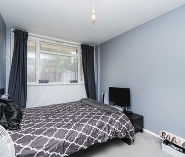 Flat to rent - Gavestone Road, London, SE12 - Photo 5