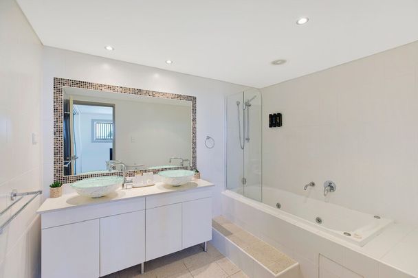 Stunning 3-Bedroom Fully Furnished Penthouse for Short-Term Rental in the Entrance - Photo 1