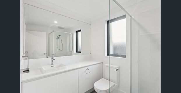 Sleek, Brand-New Middle Townhouse in Victoria Park — Designed for Space, Comfort & Modern Living - Photo 1