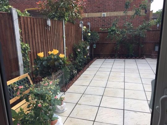 Room in a Shared House, Telegraph Place, E14 - Photo 1
