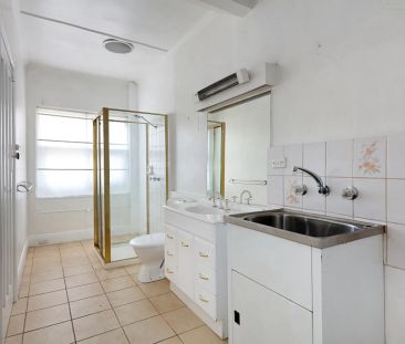 Period Home with rear courtyard! - Photo 4